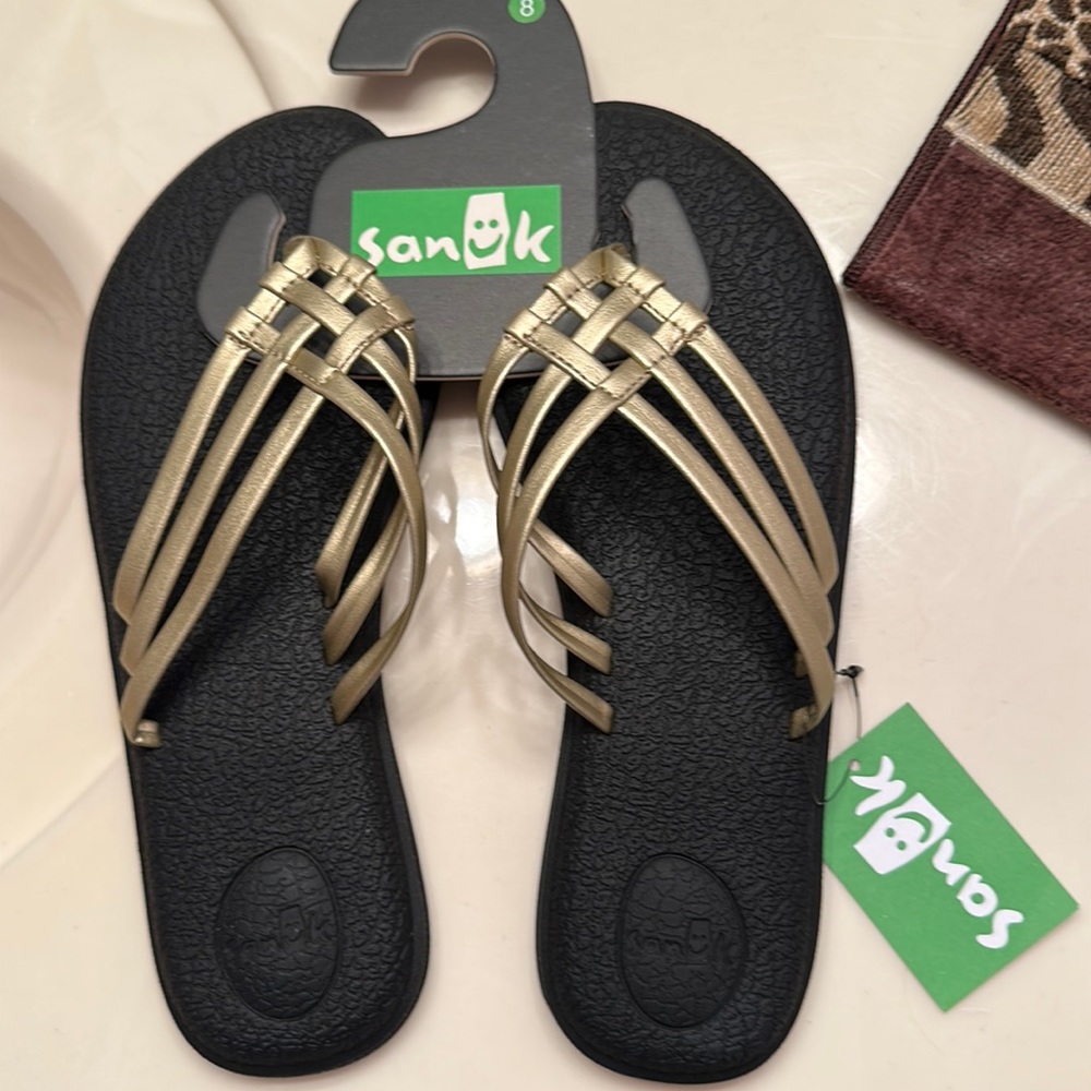 Sanuk size 8 champagne sandal with yoga mat footbed